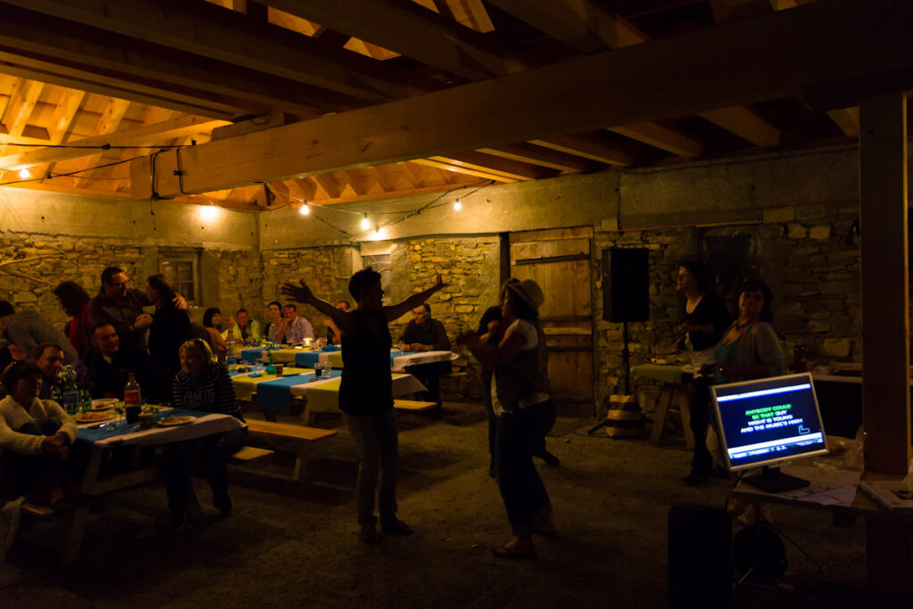 Photo à contre-jour d'une faible lumière d'un groupe de personnes célèbrent en chantant un karaoké